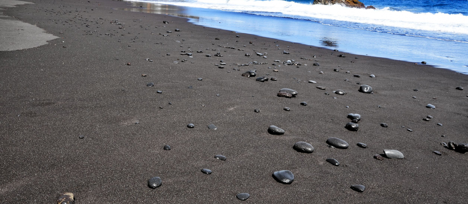 plage de sable noir