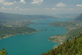 Le lac d'Annecy vu du ciel