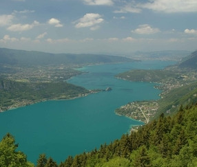 Le lac d'Annecy vu du ciel