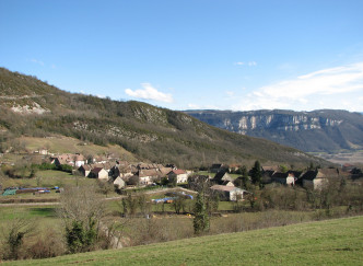 Izieu : un petit village de découverte et de recueillement au-dessus du Rhône