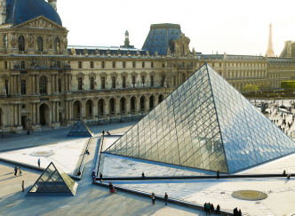 Paris célèbre les 30 ans de la pyramide du Louvre !