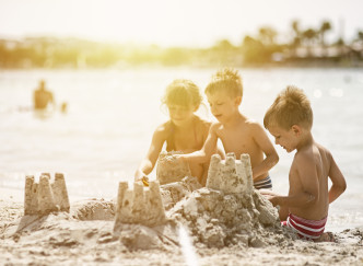 Comment occuper les enfants sur la plage cet été ?